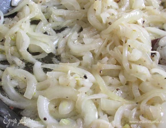 На сковороде растопить сливочное масло, добавить растительное и выложить лук. Обжарить до золотистого цвета.