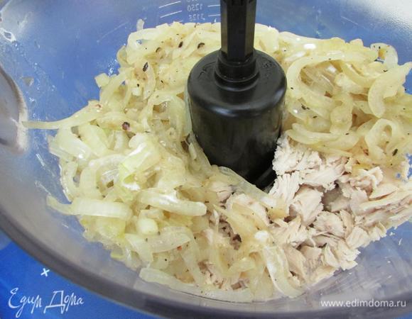 В чашу блендера положить куриное филе, жаренный лук, бульон и сливки. Пробить до однородности.