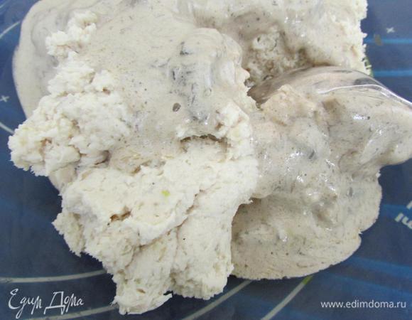 Соединить куриный паштет с грибным соусом (без грибов). Перемешать.