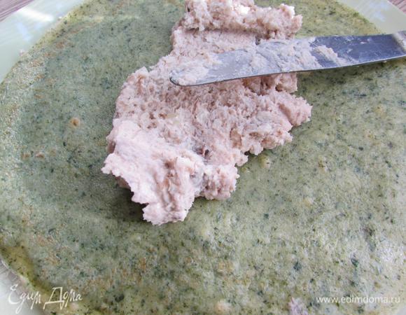 Собираем торт. На тарелку кладем блинчик, на него начинку. Начинку равномерно размазываем по блинчику. Чередуем: блинчик, начинка, блинчик, начинка. Последний слой — блинчик.