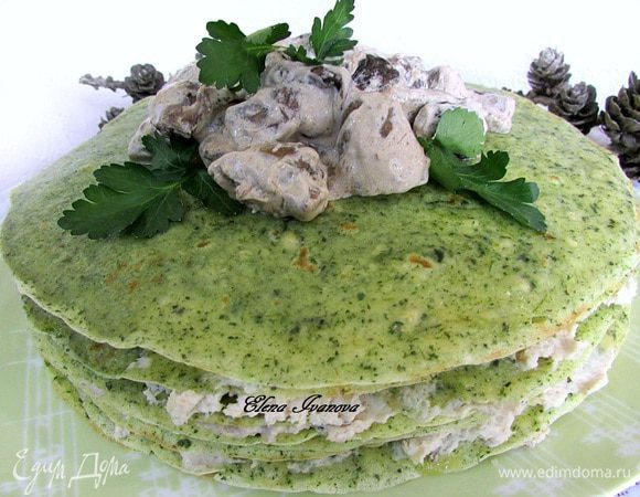 На последний блин, в серединку выложить грибы. Украсить зеленью.