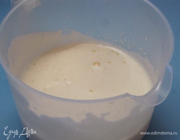 Взбить яйца с сахаром и солью. Яйца надо вынуть из холодильника до приготовления блинного теста: они должны иметь комнатную температуру.