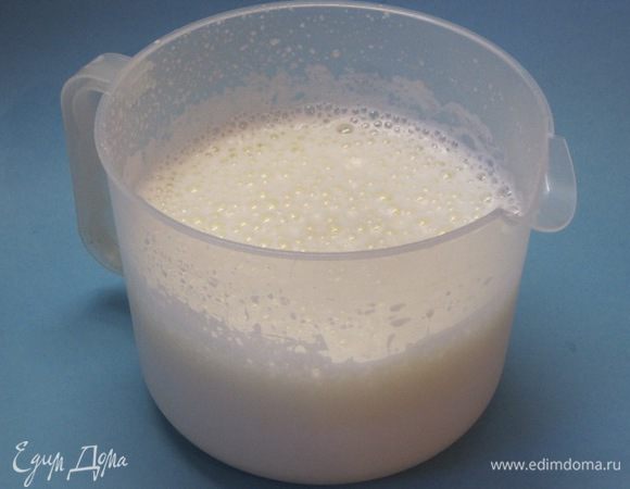 Влить молоко, продолжая взбивать.