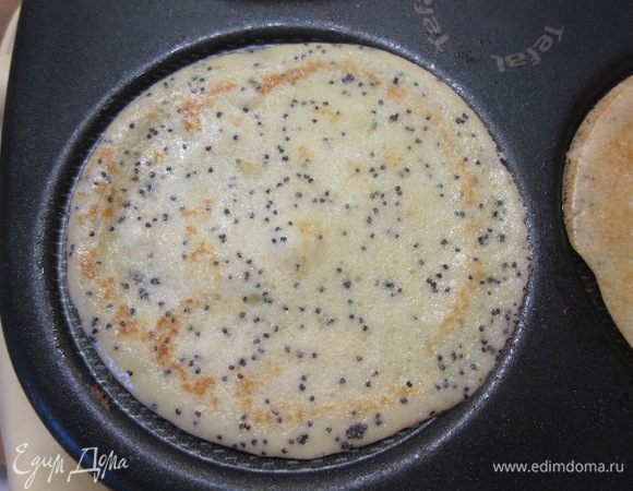 Испечь блинчики. Я пекла на электроблиннице, поэтому блины пеклись очень быстро. Тесто перед выпеканием каждого блина нужно перемешивать, т.к. мак быстро оседает. 