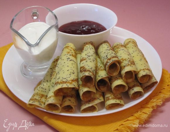 Подать с вареньем и сметаной.