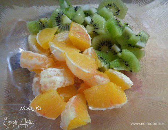 Апельсин также очистим от кожуры, отделим дольки и разрежем каждую дольку пополам.