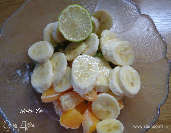 Банан почистим и нарежем кружочками. Сбрызнем все фрукты соком половинки лайма, чтобы они не потемнели. Лайм можно заменить лимоном. Но первый нежнее, мягче и свежее на вкус. К тому же, не забываем, что мы готовим блинчики для самого Кайзера)