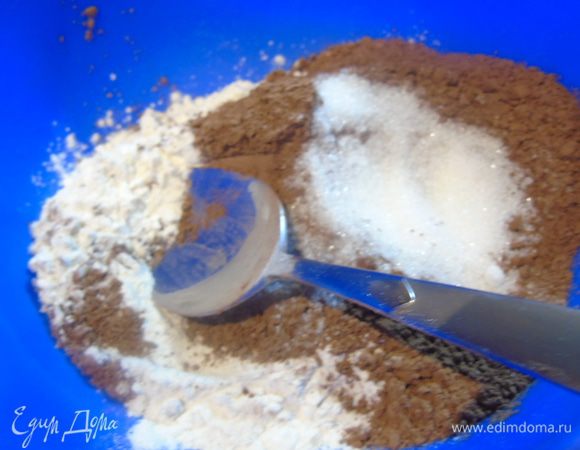 Смешиваем все сухие ингредиенты, венчиком перемешиваем.