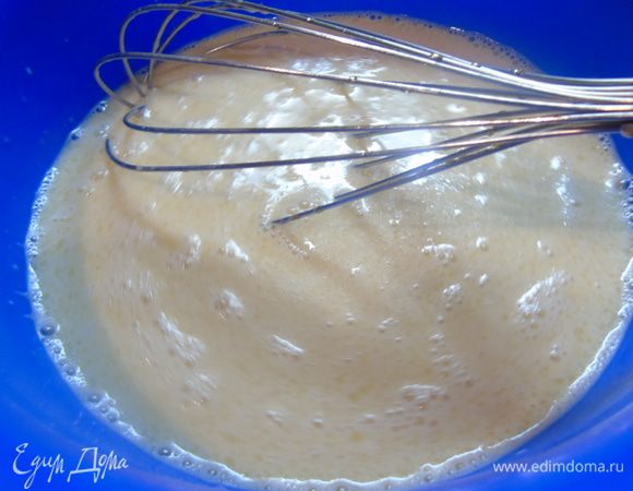 Отдельно венчиком взбиваем яйца с молоком, добавляем пиво и растопленное сливочное масло.