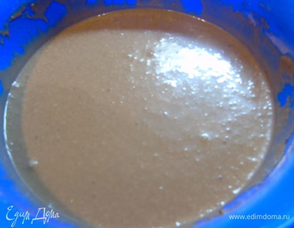 Соединяем сухие и жидкие ингредиенты, хорошо перемешиваем. Накрываем пленкой и отправляем в холодильник на ночь.