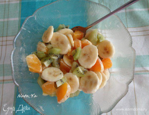 Перемешаем наш салат и отставим в сторону. Пусть фрукты пустят сок за то время, что мы будем готовить блинчики.