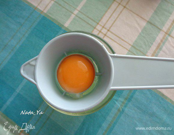 Займемся блинами.

Отделим желтки от белков.