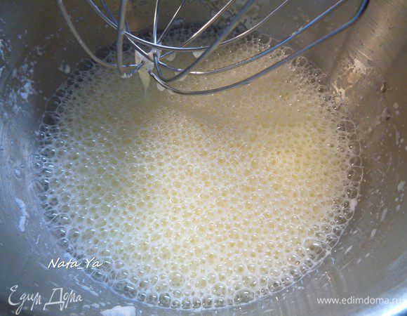 Вылить молоко в чашу миксера вместе с желтками, сахаром и солью и немного взбить. На поверхности появится масса пузырьков. Это один из секретов воздушности этих блинов.