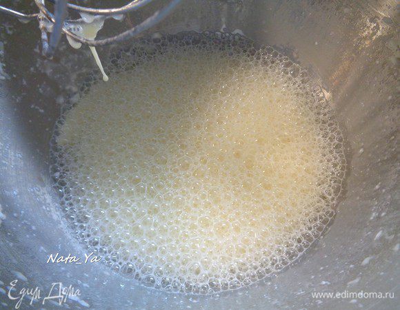 Добавить потихоньку муки до получения чуть густого теста. 
Наша воздушность теста сохраняется, т.к. пузырьки есть.