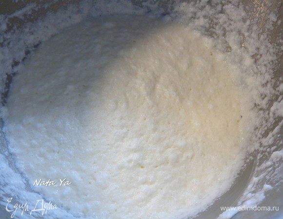 Осторожно шпателем подмешать взбитые белки в тесто.
Тесто просто переполнено воздухом, оно словно дышит. Оставим его на минут 20 в покое.