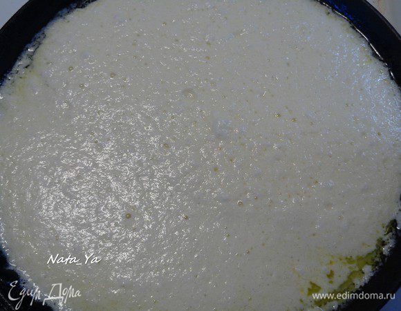 Вылить тесто в сковороду не тонким слоем, а потолще.