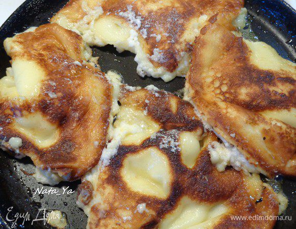 А теперь самое сложное! Лопаточкой для тефлона прямо на сковороде разрезать блин на две или четыре (как удобнее) части и перевернуть. И жарить до готовности. Перевернуть еще несколько раз, если требуется, но ни в коем случае не прижимать, чтобы масса осталась воздушной. 

