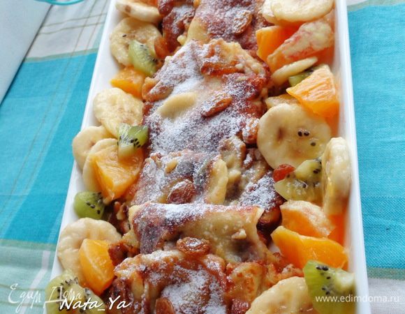 Сервировать кайзершмаррн с сахарной пудрой и джемом из кислых слив. При отсутствии последнего, великолепно пойдут другие джемы или сладкий фруктовый салат. 
