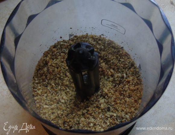 Орехи измельчить в блендере.
