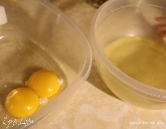 Отделить желтки от белков. Желтки взбить с сахаром, добавить разрыхлитель, оливковое масло и муку. Белки с щепоткой соли взбить до устойчивых пиков и вмешать аккуратно в тесто.