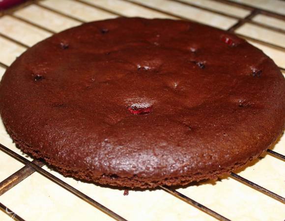 Готовый бисквит выложить на решетку остывать.