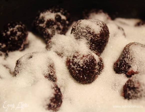 Пока остывает бисквит, приготовим мусс. Ягоды притомить с сахаром на среднем огне, когда хорошо оттаят — размять картофелемялкой и довести до кипения. Желтки отделить от белков, желтки взбить в пену и тоненькой струйкой влить в кипящую ягодно-сахарную смесь, постоянно размешивая.