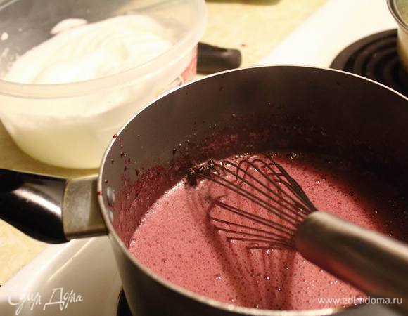 Когда смесь вспенится — вмешать взбитые в устойчивую пену белки. Смеси будет немало ;)