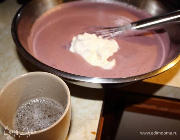 Остудить смесь. Вмешать взбитые сливки и влить растворенный в 100 г теплой воды желатин.