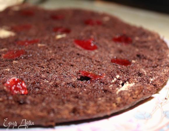 Корж разрезать пополам и пропитать каждый крепким сладким кофе.