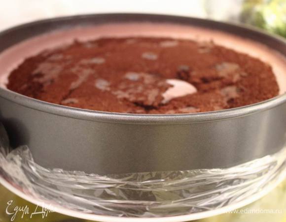 Форма разъемная у меня иногда подтекает, потому я ее снаружи обернула пищевой пленкой. Бока обмазать растительным маслом — застывший мусс легко отстанет, когда будет готов торт. Уложить вниз разъемной формы (для сборки торта я взяла 28 см) одну половину коржа, вылить ягодный мусс, накрыть второй половинкой и отправить торт застывать в холодильник. Достаточно и 2-х часов, но лучше дать постоять ночь — лучше пропитается :)