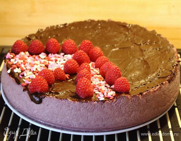 Готовый торт я покрыла шоколадной глазурью и украсила ягодками и сахарными средечками.