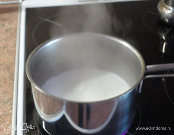 Молоко с солью и сахаром (количество сахара зависит от того, с чем вы будете есть блины) вскипятить.