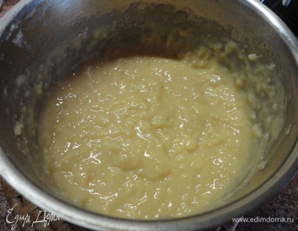 Слегка остужаем и начинаем добавлять яйца по одному, всякий раз тщательно перемешивая. Количество яиц зависит от их размера. Возможно, будет достаточно и 3-х. Нам нужна необходимая консистенция для оладий.