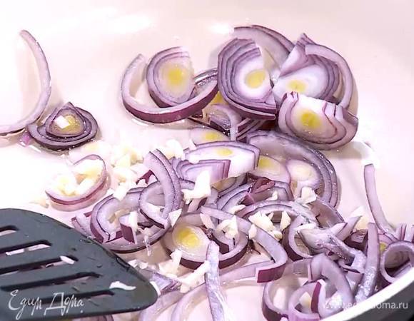 Разогреть в сковороде немного оливкового масла и обжарить лук до прозрачности, затем добавить чеснок, все перемешать и еще немного обжарить.