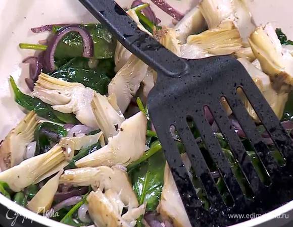 Артишоки нарезать тонкими ломтиками, добавить в сковороду, все перемешать и снять с огня.