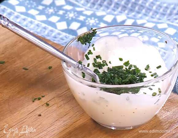 Приготовить заправку: сметану соединить с майонезом, добавить шнитт-лук и все перемешать.
