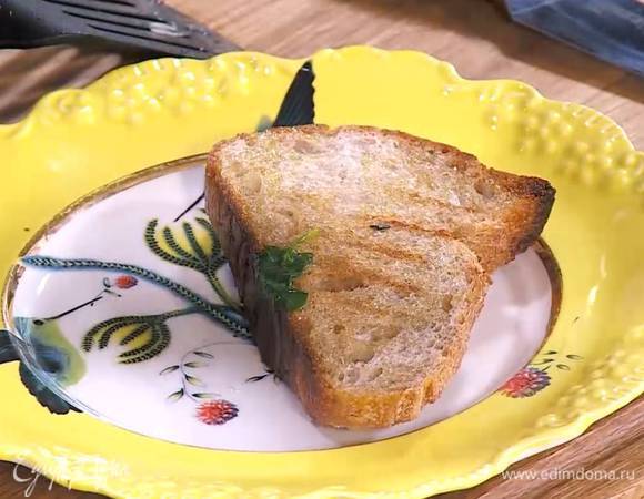 Разогреть в сковороде-гриль оставшееся оливковое масло и обжаривать хлеб с двух сторон до появления румяных полосок.