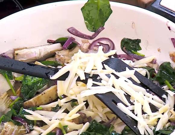 Сыр натереть на крупной терке, добавить к шпинату с артишоками и все перемешать.