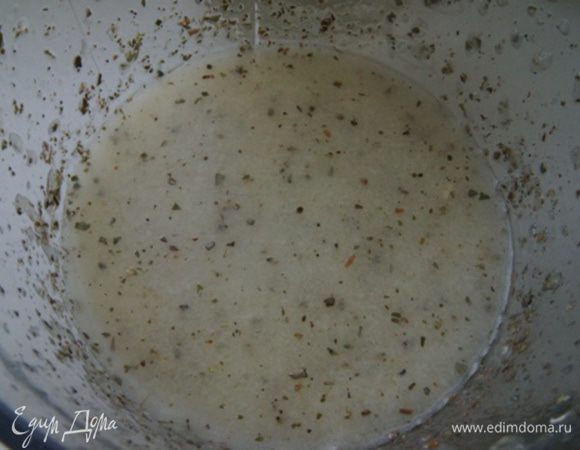 Приготовим маринад для наших шашлычков. Я взяла ананасы которые консервированные не в сиропе, а в ананасовом соке. В блендере смешать ананасы, масло, соль, специи, воду и сок из ананасов (я взяла 2 столовые ложки).