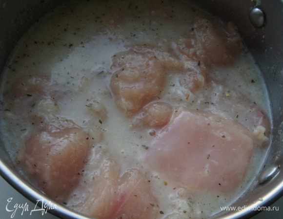 Куриное филе промыть, нарезать кубиками и замариновать мясо. Оставить на 30 минут.