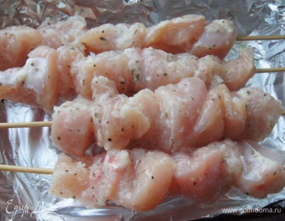 Я готовила свои шашлычки в духовке, поэтому использовала деревянные шпажки, вымоченные ночь в воде. Нанизать кусочки мяса и поставить в разогретую до 230°C духовку на 20 минут.