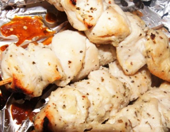 В процессе жарки один раз нужно перевернуть шашлычки, чтобы приготовились равномерно.
