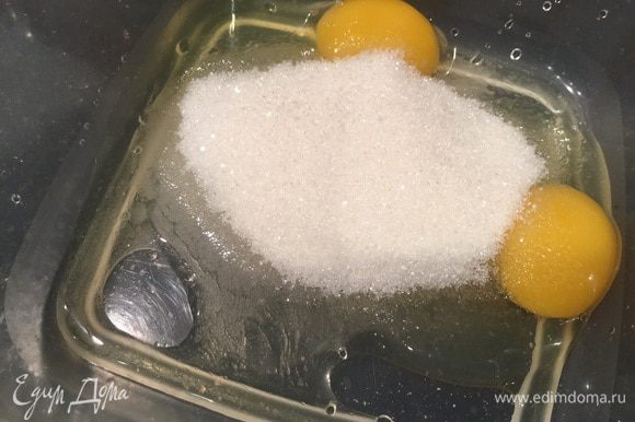 Яйца взбейте с сахаром и солью. Добавьте какао и хорошо перемешайте.