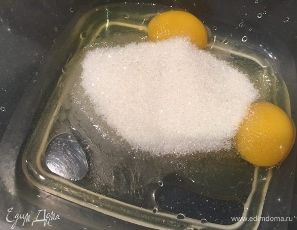 Яйца взбейте с сахаром и солью. Добавьте какао и хорошо перемешайте.