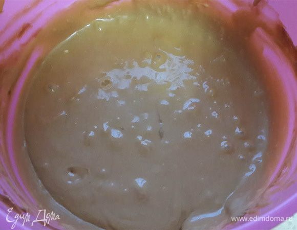 Крем: Взбить масло комнатной температуры с вареной сгущенкой. Добавить обычную сгущенку, взбить. Если хотите, чтоб крем был гуще, не добавляйте обычную сгущенку.