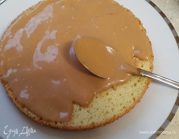 Каждый корж смазать кремом, а только шоколадные — пропитать кофе. Бока тоже смазать.