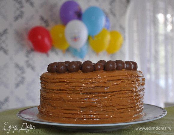 Украсить верх конфетами. Поставить в холод на пару часов, а лучше на ночь.