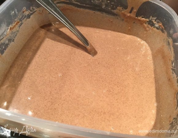 Постепенно добавьте муку и молоко, хорошо перемешивая, чтобы не было комочков.