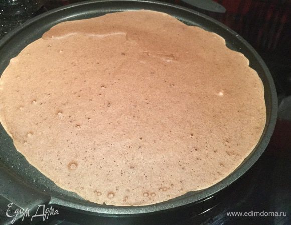 На хорошо раскалённой сковороде пожарьте блины с двух сторон, по мере необходимости смазывая сковороду растительным маслом.