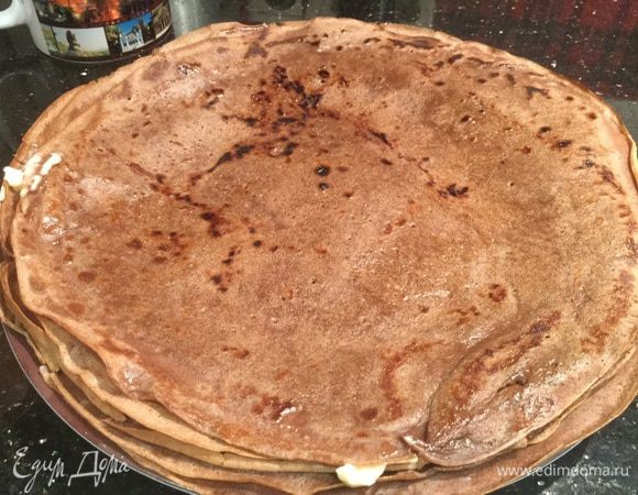 Готовые блинчики выкладывайте на тарелку и смазывайте сливочным маслом.